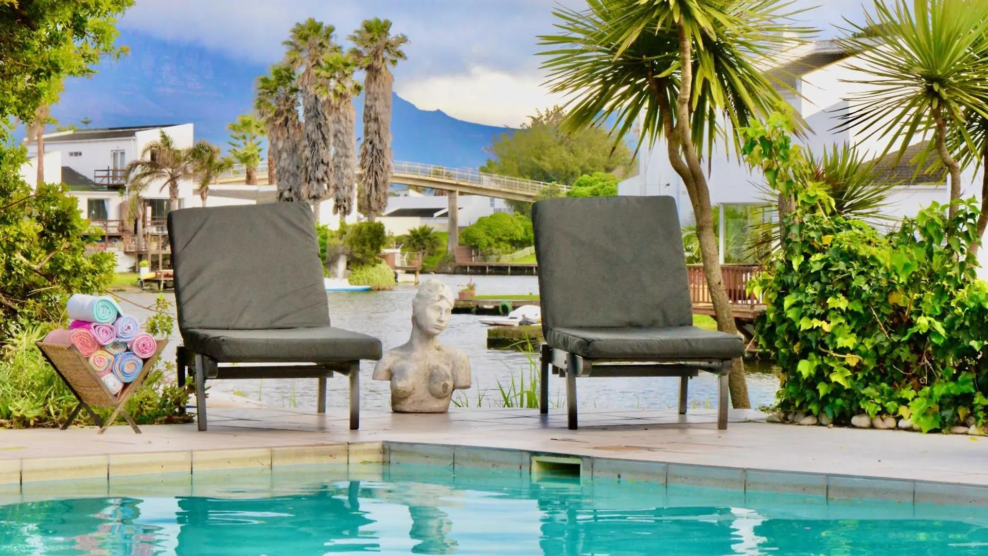 Waterfront Villa With Pedelo Kapstadt